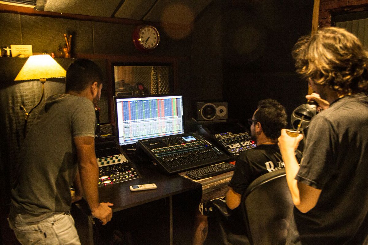 La_Inefable's tweet photo. Comenzamos a grabar la primer tanda de voces. Dos días intensos bajo el comando de @franzfunes. Aprendiendo constantemente. Estamos cada vez más cerca. #humahuacarecords
@francopirini 📷 https://t.co/A1WoovR5gA