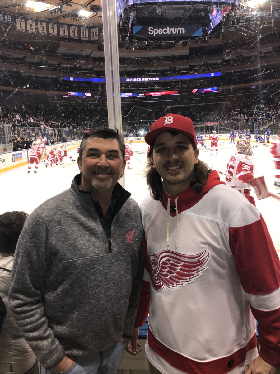 DetroitRedWings's tweet photo. Reppin' the #RedWings in the big 🍎! #LGRW https://t.co/nptA02dVDv