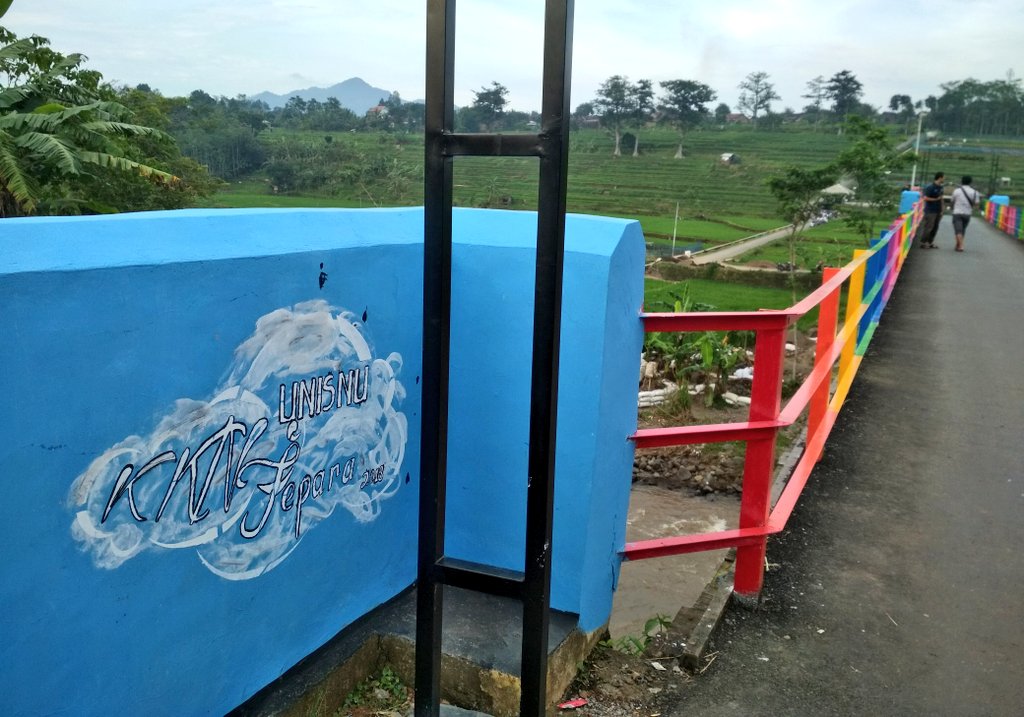 unisnujepara's tweet photo. Jembatan Rolet kini tampil cantik dgn warna-warni pelangi, mahasiswa KKN UNISNU sulap jembatan yg berada di batas Ds. Kelet ini sbg spot foto selfie. Sudah kesini belum ?? #kknunisnu2018 #jeparamempesona https://t.co/eNal0FZ0o9