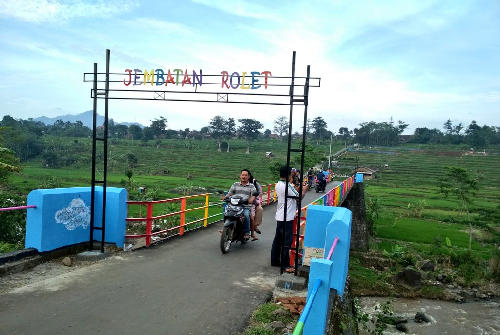 Jembatan Rolet kini tampil cantik dgn warna-warni pelangi, mahasiswa KKN UNISNU sulap jembatan yg berada di batas Ds. Kelet ini sbg spot foto selfie. Sudah kesini belum ?? #kknunisnu2018 #jeparamempesona