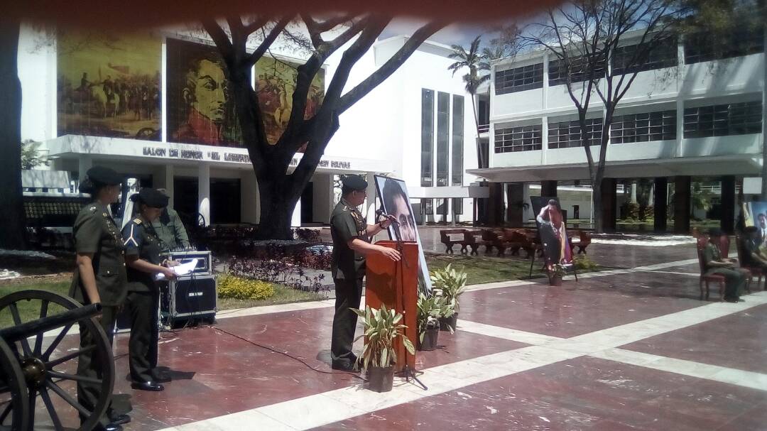 direducejb's tweet photo. Sub-director de @direducejb #CnelJoséRomero "En nombre del ciudadano G/D @ISANCHEZSEGURA Director de Educación le damos la bienvenida a la @ameb_vzla, deseandoles el mayor de los exitos en esta nueva meta, Bienvenidos Aspirantes #CEFOC a nuestro glorioso @EjercitoFANB https://t.co/gFhs1ZBrNb