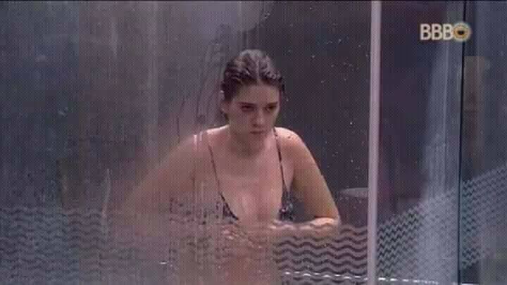 jessicambrosio's tweet photo. ana clara tava ha 48h sem tomar banho entao a produção mandou ela ir se banhar

TO RINDO https://t.co/BHBntLAe8Y