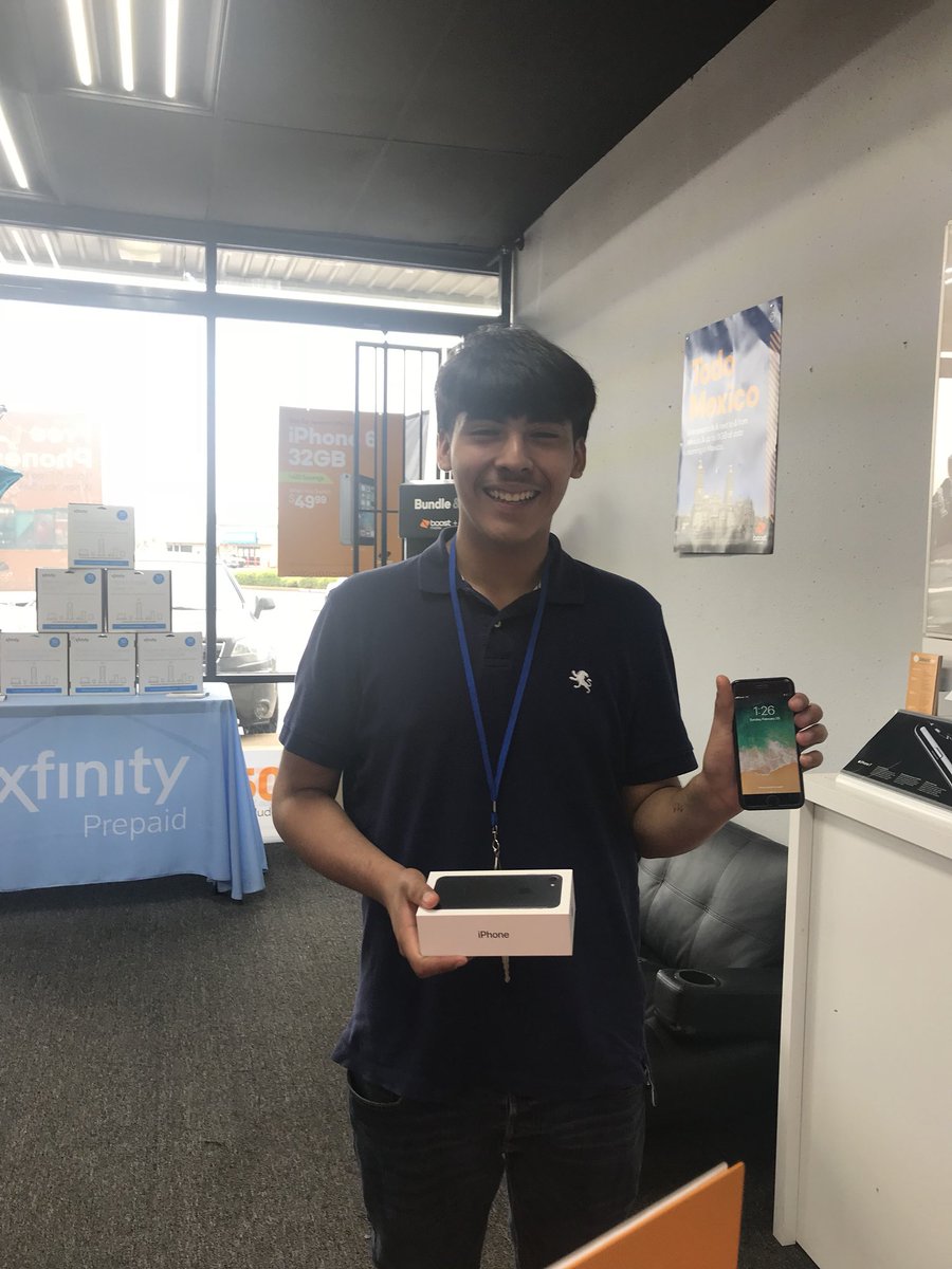 MML883FEDERAL's tweet photo. Happy happy customer with his new iPhone 7 thru smartpay look at his big smile @MMLWIRELESS @elterevanspg #houTAX18 #BoostNationEvent https://t.co/r6wrxYjhll