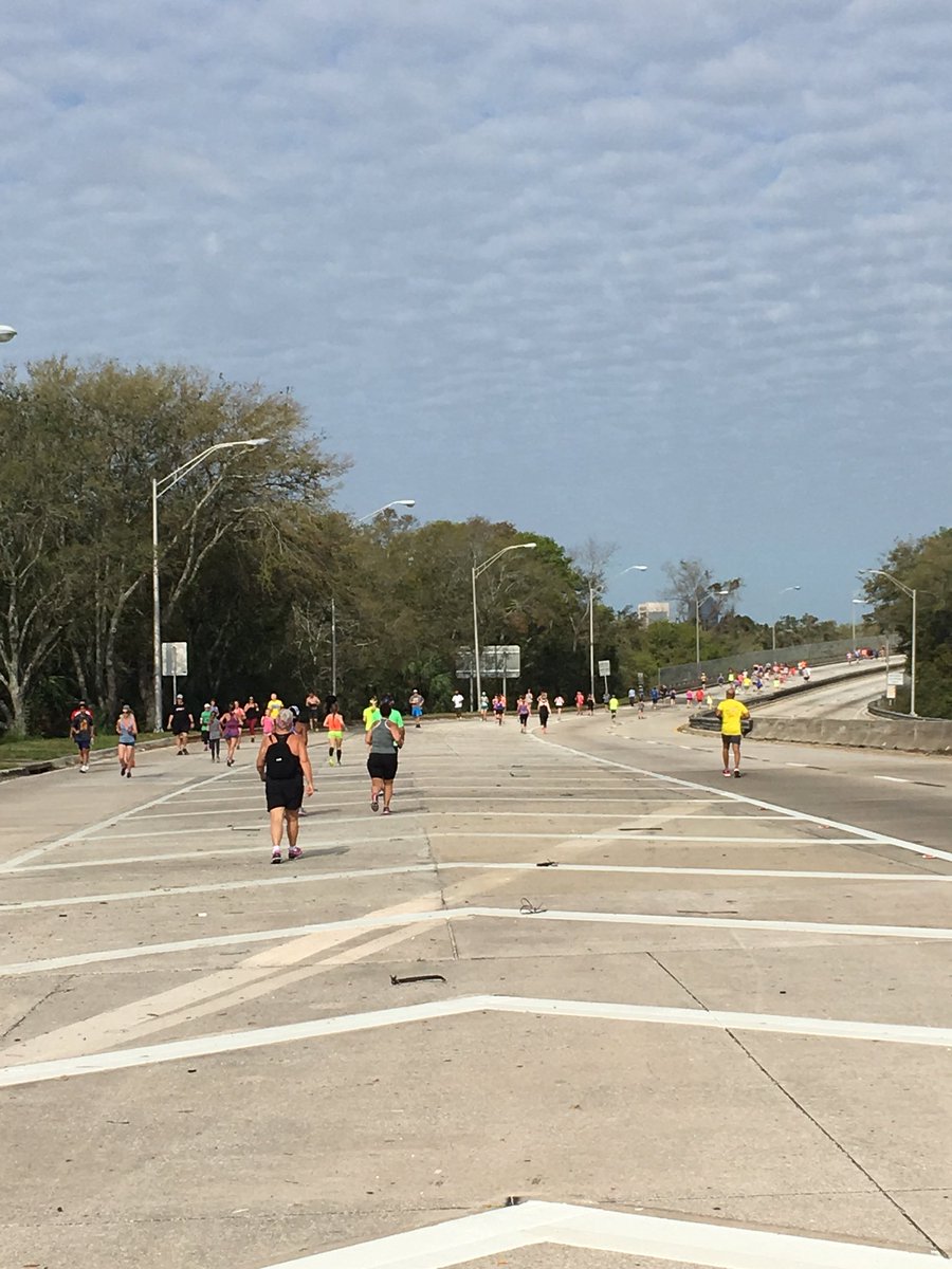 PRSRunningClub's tweet image. Thanks to @PRSjax, we were able to offer several hundred @gateriverrunjax Runners the opportunity to run the #GreenMonster this morning! 👍🏻