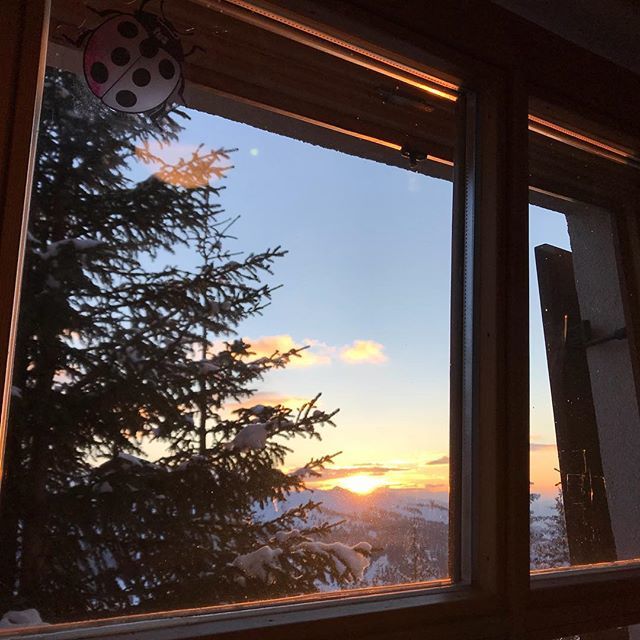 RoblesPerea's tweet photo. I així acaba el nostre primer dia a Styria #skimo #alpinism #spinoff de l’#strobilus2017 #styria #sunset #postadesol #puestadesol https://t.co/lkiacL0VCf https://t.co/IBDcSoZBVM