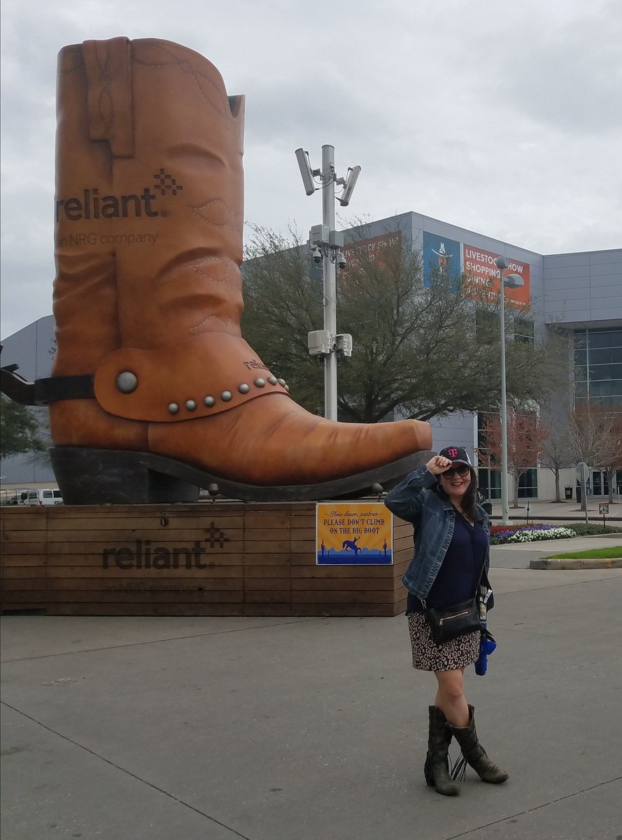 ellaghica's tweet photo. My new boots are made for #HoustonRodeo #HelloFromHouston https://t.co/Dr6oIedATI