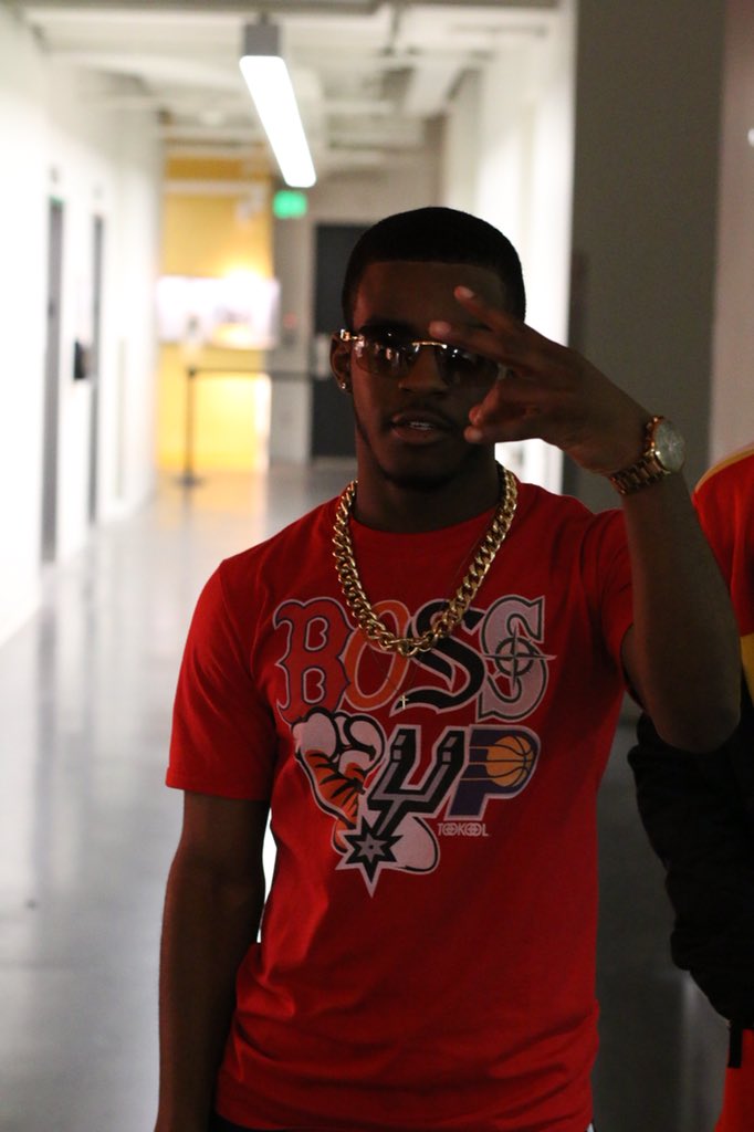 _EMichael_'s tweet photo. Hardly home but always repping. #EastSideNative #BossUp https://t.co/RisJ1rQ95G