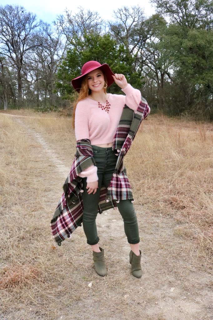 savanna_harsh's tweet photo. Fun Fact: I actually don’t wear pink that often🌷 Shoot with @thpsa2018 &amp; @robinjansky #TheHappyProject https://t.co/abMVhYiy3c