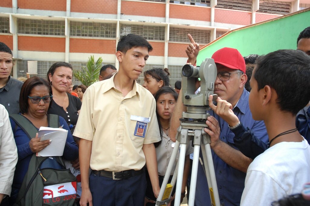 JauaMiranda's tweet photo. #EstaEsMiEscuela la de la juventud que sueña, lucha y batalla por su futuro en el presente. Hoy fui un alumno de los y las estudiantes de la Escuela Técnica Robinsoniana Francisco Fajardo en Caricuao. Gracias muchachos por el aliento para seguir luchando junto a ustedes. https://t.co/79vPuo9FSp