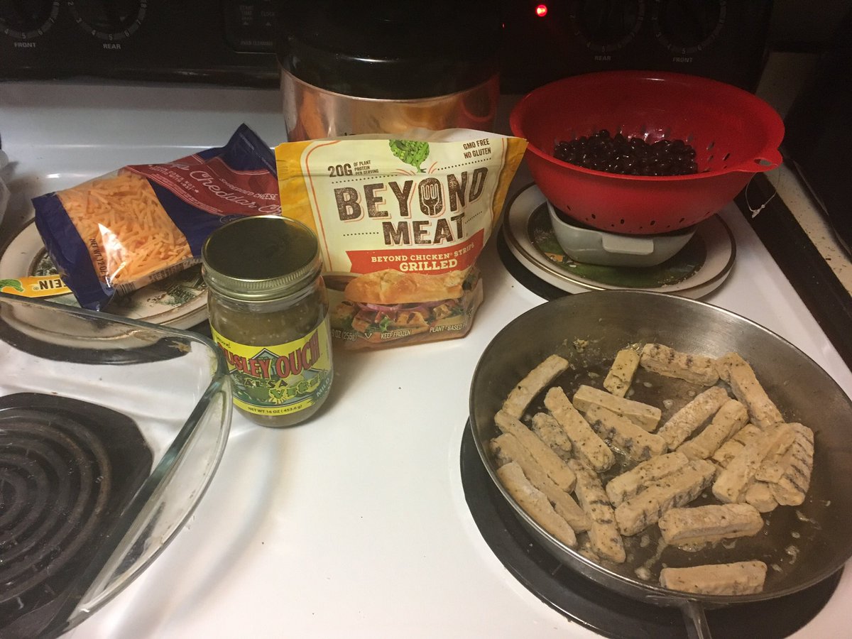 LynneVogt09's tweet photo. Not the prettiest looking “chicken” #burritos but they’ll do for this week’s lunch. @OusleyOuch #cooking https://t.co/AxyQqYGL5y