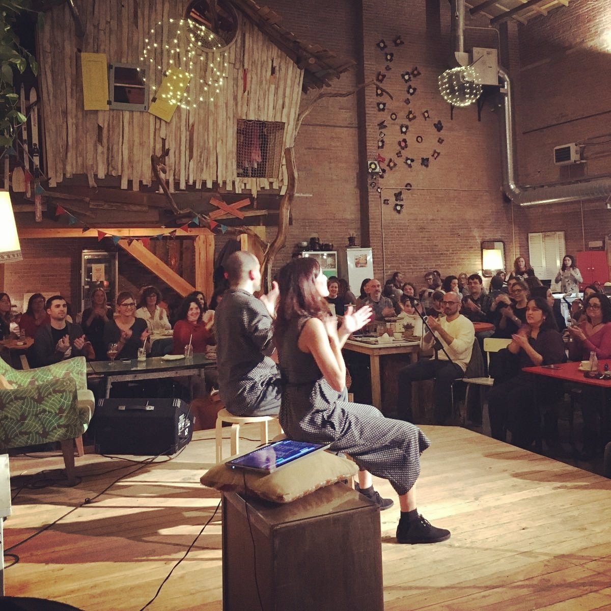 Avui hem actuat a <a href="/lareciclaria/">@lareciclaria</a> de Vic. Gràcies, ha sigut molt maco fer percussió corporal en aquest espai tan especial.
#percussiócorporal #bodypercussion #santimarionaduet

Foto: <a href="/MireRocaSeri/">M I R e 🎗</a>