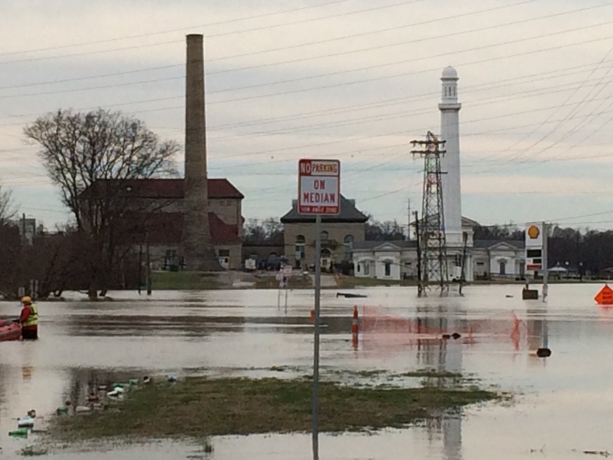 louisvillewater's tweet photo. Who else is happy the rain has stopped? View of @louwatertower from I-71. Water is def #BetterInAGlass than in our roadways! #OhioRiverFlooding https://t.co/vV7Kk2qEuK