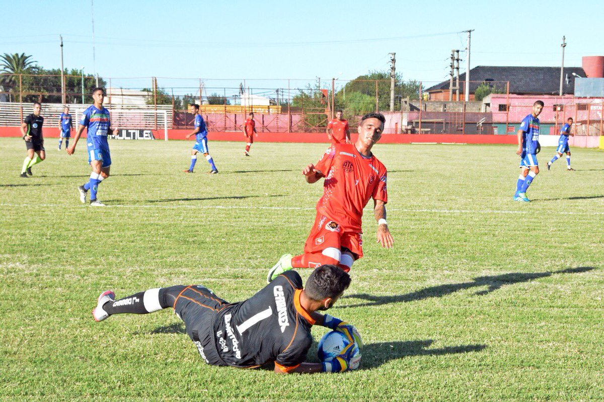 SpItaliano's tweet photo. “Acepten la injusticia, que todo se equilibra al final”.
1️⃣ ¡Vamos Marcos, a seguir luchando! 🧤⚽️🧤
📸 Ph: @KuuTeves 
#VamosTano 🇮🇹 https://t.co/OGP5OwUVX2