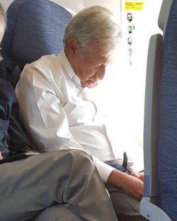 CarlosTorresF_'s tweet photo. 1.- Como lo vemos la mayoría de los mexicanos.

2.- Como lo ven los chairos https://t.co/ax8WjGCy90