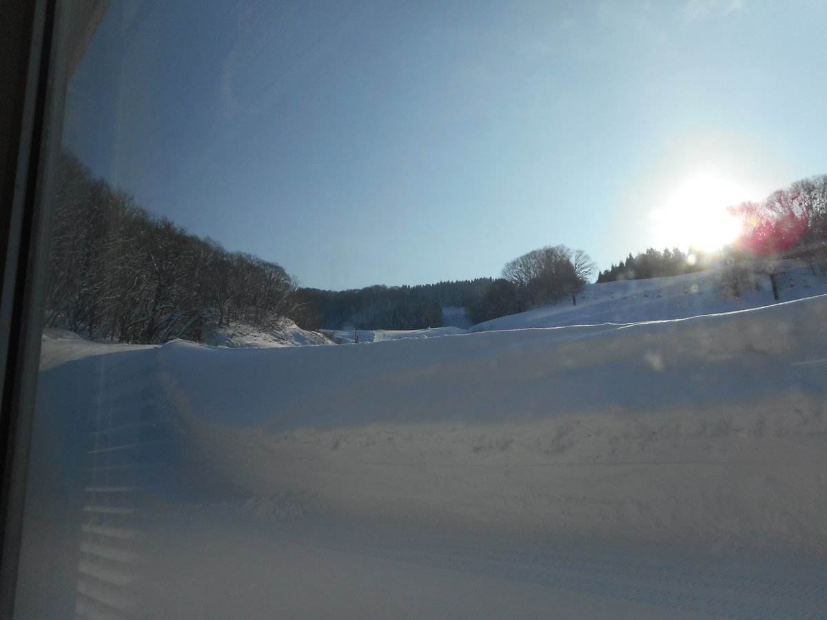 aniski001's tweet photo. おはようございます！
今日のゴンドラ山頂天候晴れ、気温ー１１度、風速５㍍、視界量となっております。
視界もよいので樹氷鑑賞には最適ですね～♪ https://t.co/RI9UnlzfAR