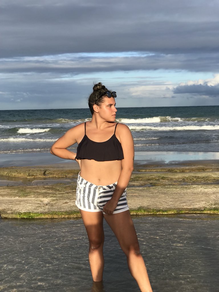 rafa_tine's tweet photo. Eu ia fazer textão mas fiquei com preguiça kkkkk 
Enfim 
Ame seu corpo, vc é perfeita do jeito que é.
Não tente ser ou ter a perfeição da outra 🖤 https://t.co/Mhrag3UHqi