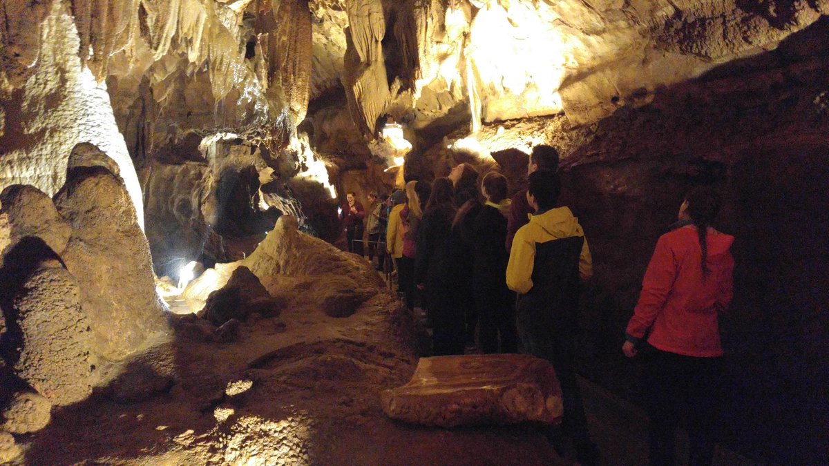 Remember a stalagmite 'might' grow to the ceiling while a stalactite stays 'tight' to the ceiling. A great day of McMaster students discussing cave geomorphology in Diamond Caverns, Cave City, Kentucky. @DiamondCaverns @McMasterU