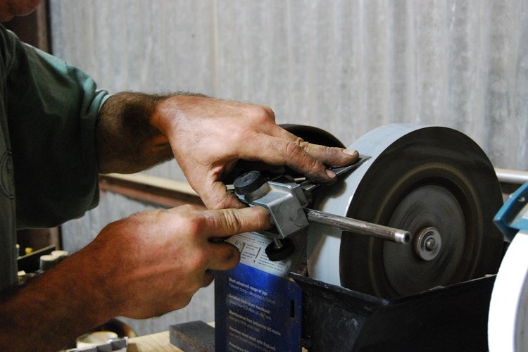txrxlabs's tweet photo. A sharp knife is a safe knife! Only a few spots left in our Woodshop Basics: Tool Sharpening class this Wed. #htxmakers #txrx https://t.co/buHYrn2ZBZ https://t.co/WkUM7tHFHS