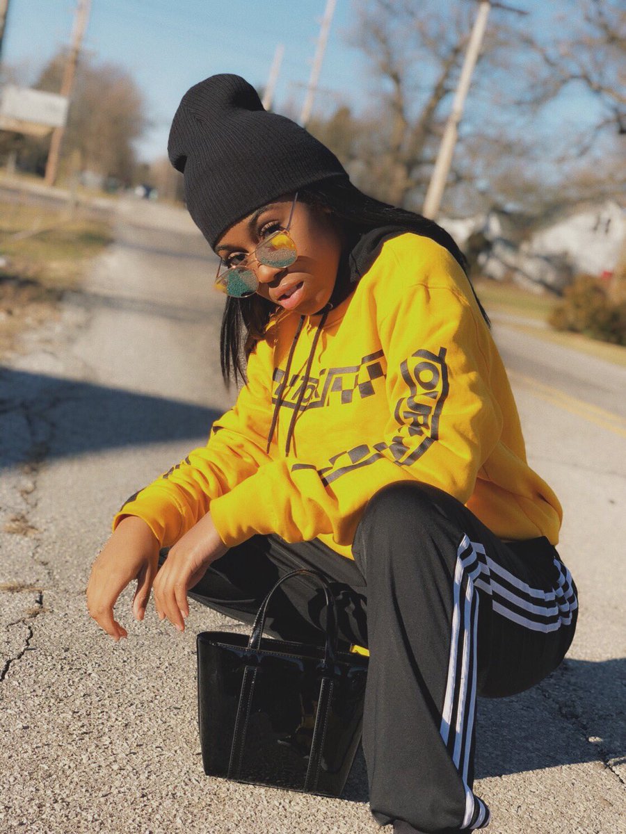 JlahAlexaria's tweet photo. Lemon Pepper Wings &amp;&amp; A Freeze Cup , Lemons In They Face Watch Em Freeze UP 🤟🏾🤸🏾‍♀️🍋 https://t.co/DdwEUPm4Sm