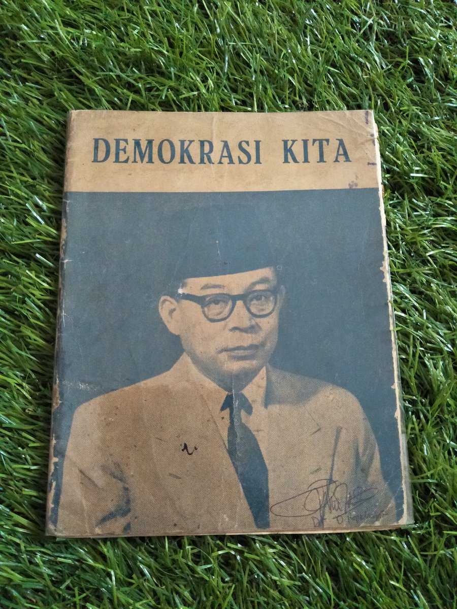 WarungSejarahRI's tweet photo. Buku Lawas> Demokrasi Kita. 
Oleh; Dr. Mohammad Hatta. 
Tahun 1960an. 36 Halaman. 
Harga 150.000. Minat? https://t.co/4lPDXlWXTf