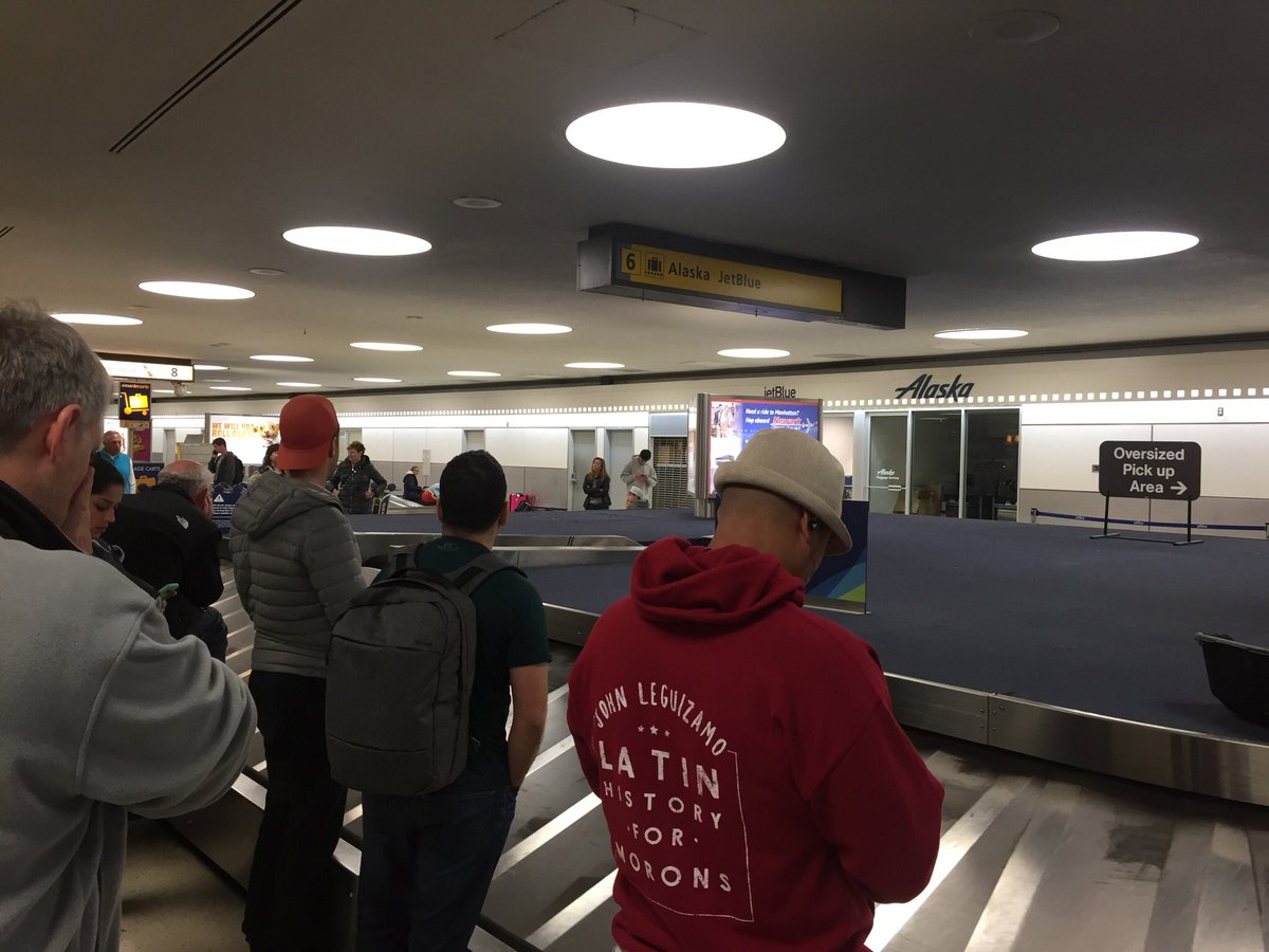 LCReiser's tweet image. Still a disaster at Newark Airport one hour no luggage disgraceful @JetBlue