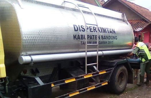 Dinas Perumahan Rakyat, Kawasan Permukiman dan Pertanahan (Disperkimtan) Kabupaten Bandung terus menyalurkan air bersih kepada masyarakat yang terdampak bencana banjir di Kabupaten Bandung.<a href="/humaskabbandung/">Humas Pemkab Bandung</a> <a href="/Kang_DN1/">Dadang M Naser</a>