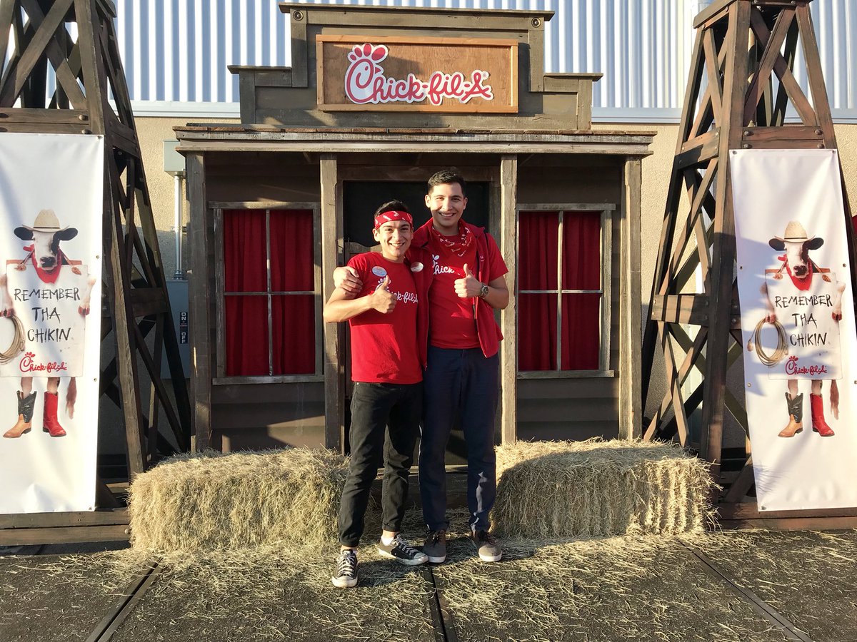 CFAHuebner's tweet photo. That’s a wrap! Thank you for joining us at @sanantoniorodeo!
We had a blast with every single one of you!🐮🤠.
See you next time!
•
#CFAHuebner #SanAntonio #ChickfilA #SanAntonioRodeo https://t.co/QMbrpTd6tt