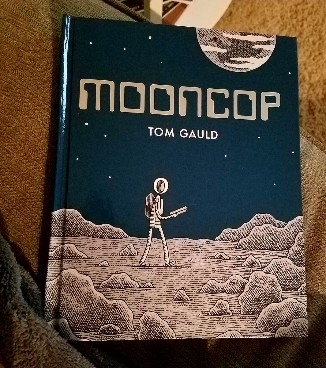 lmariepersaud's tweet photo. A beautiful, nostalgic, and witty comic on loneliness, peace, and friendship.
And a challenge to our perspective on living elsewhere.
🌌🌚👮🤖👩 #Mooncop #TomGauld #Comics #Moonbase #Moon #Loneliness #Nostalgia #Space #Peace #Earth #Beautiful #Friendship #Mars #Perspective https://t.co/HvEWKXZ0fF