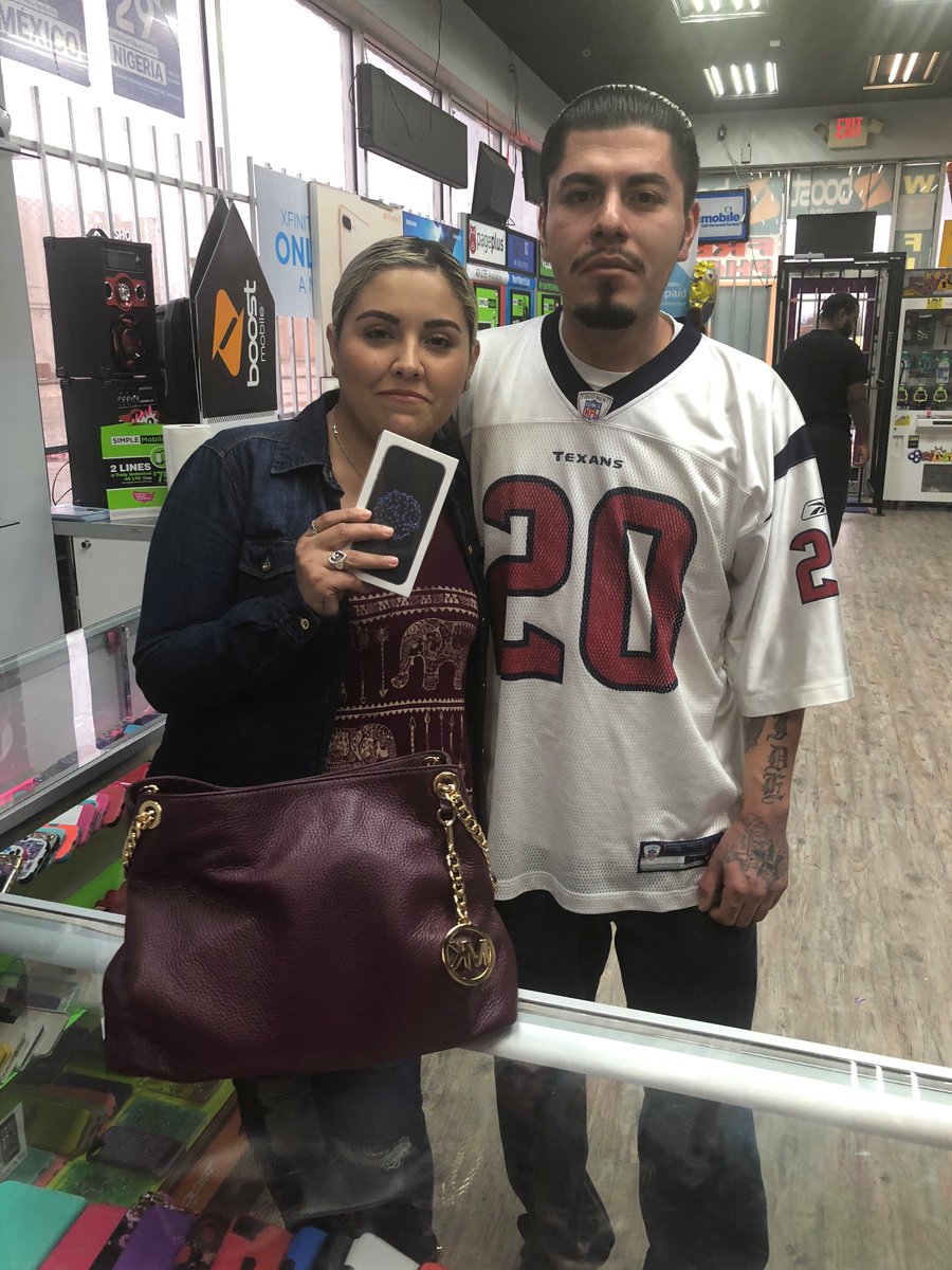 MML3310BAZAAR's tweet photo. Switch Switch Switch #boostnationevent @MMLWIRELESS @houtax18 @erikabyerly281 https://t.co/QZRsUmBwN3