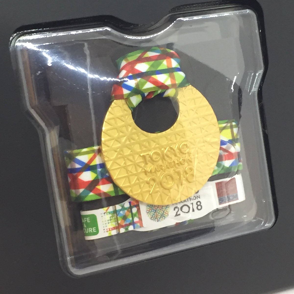 bungudoJP's tweet photo. 昨日の東京マラソン、ボランティア、スタッフの皆さん本当にお疲れさまでした。ありがとうございました。沿道の応援の皆さんもありがとうございました。
完走された方おめでとうございます。メダルをこんな風に飾りませんか?
私もサブ4で完走!
https://t.co/Osm4lzjwnz
#東京マラソン
#RunRecord https://t.co/pTGfirBfBS