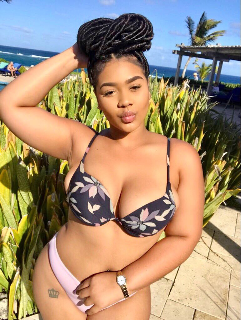 Shayladom's tweet photo. Sooo, who else has big thighs, a stomach, fat arms, but still happy af ? 🤗🌼 https://t.co/pD02E4evIJ