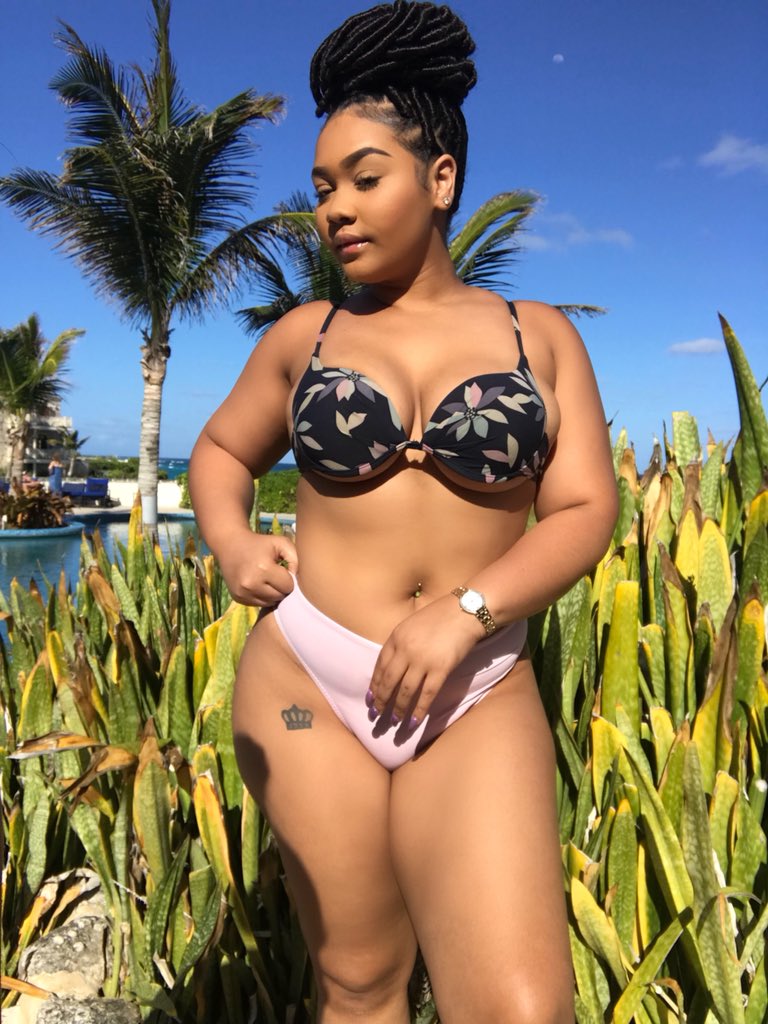 Shayladom's tweet photo. Sooo, who else has big thighs, a stomach, fat arms, but still happy af ? 🤗🌼 https://t.co/pD02E4evIJ