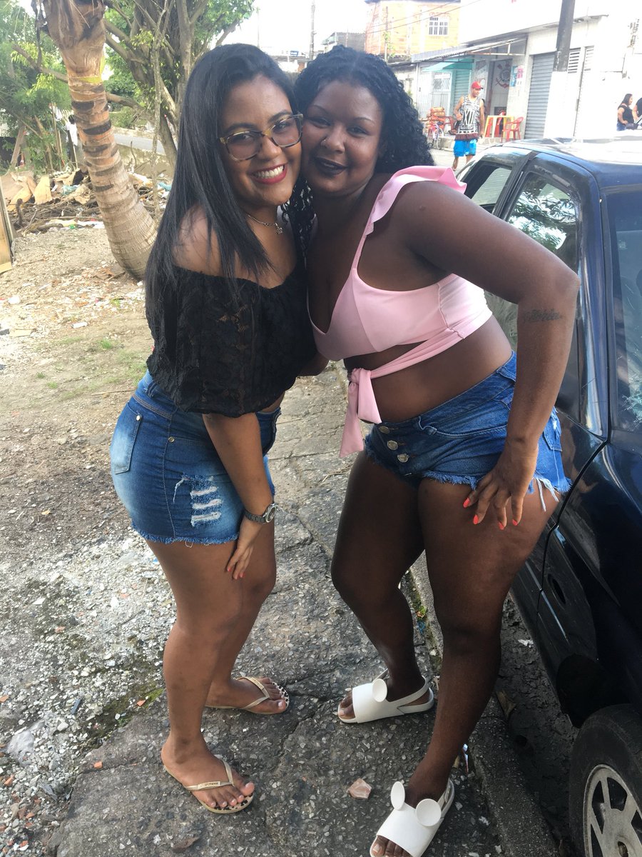 _leslietiff's tweet photo. Quando as pessoas perguntam há quem eu puxei c esse corpo todo, está aí a resposta!! #meuclone #minhatia #chádecozinha #familia 😍❤️ https://t.co/rSMntsOXdu