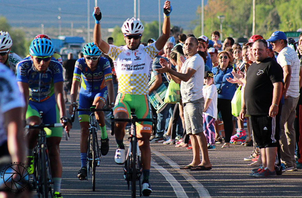 ¡LA VUELTA TIENE NUEVO REY!
La tercera fue la vencida para <a href="/DaniDiazDani/">Dani Diaz</a>, campeón de la 42° Vuelta de Mendoza: acmendocina.com/la-tercera-fue… #VueltaMendoza 📷<a href="/FXavierVidela/">X A V I E R 🚴</a>
