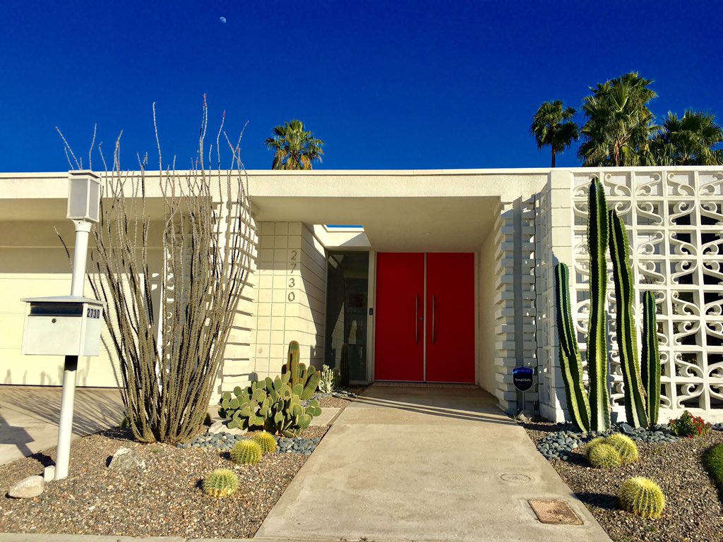 pardesoteric's tweet photo. Some of my favorite doors in Palm Springs. ❤️🚪😍 #moderismweek #architecture #California https://t.co/H0WtCfN1In