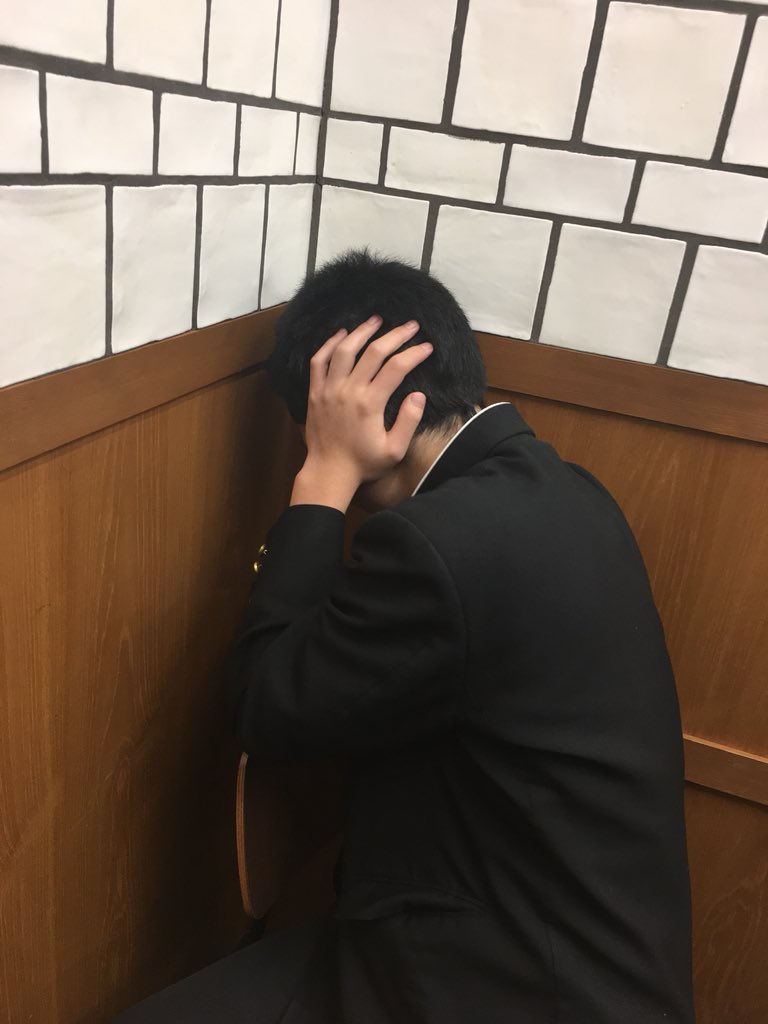 やべぇ遅刻、、

足首ひねっちまった。