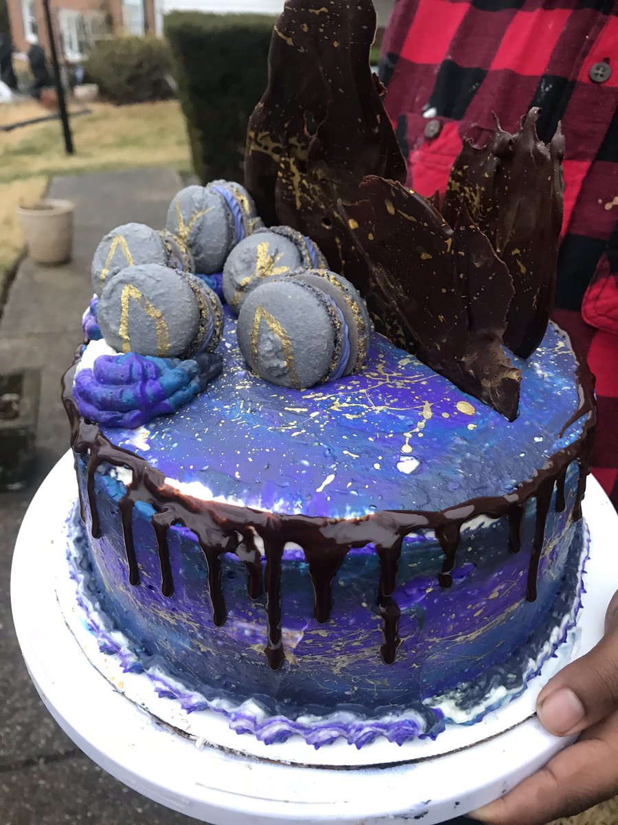 One4OneDesserts's tweet photo. #Wakanda Cake is done!!! Topped with French Macarons, Chocolate Chards, ganache and gold splatters! #WakandaForever #BlackPanther #BoyBaker #KidsBakingChampionship https://t.co/cBnqkzKhml