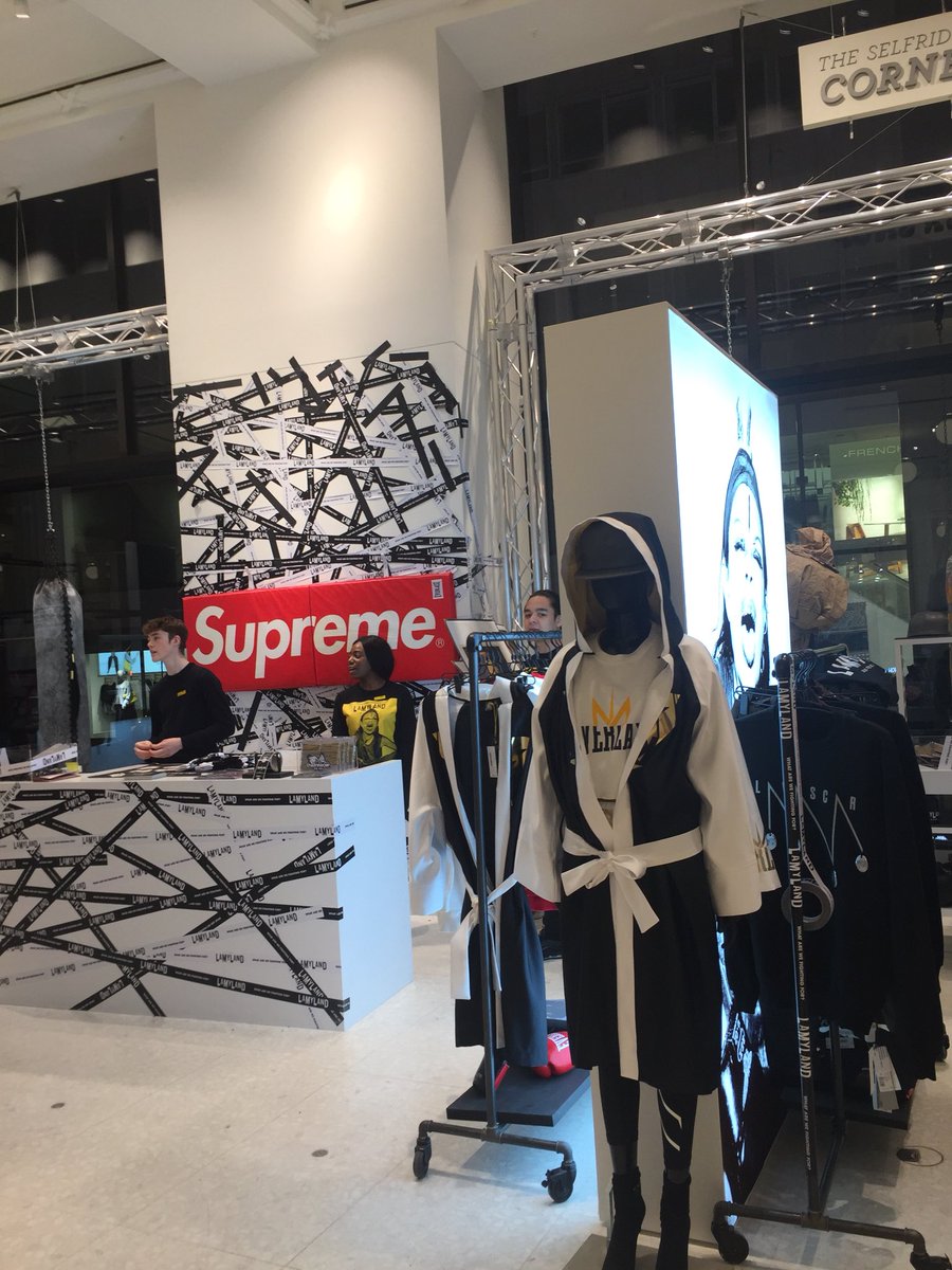 vividbrand's tweet photo. @Selfridges Boxing 🥊 Gym is on fire #retail #merchandising #events  #windows https://t.co/7hXHbdMn5J