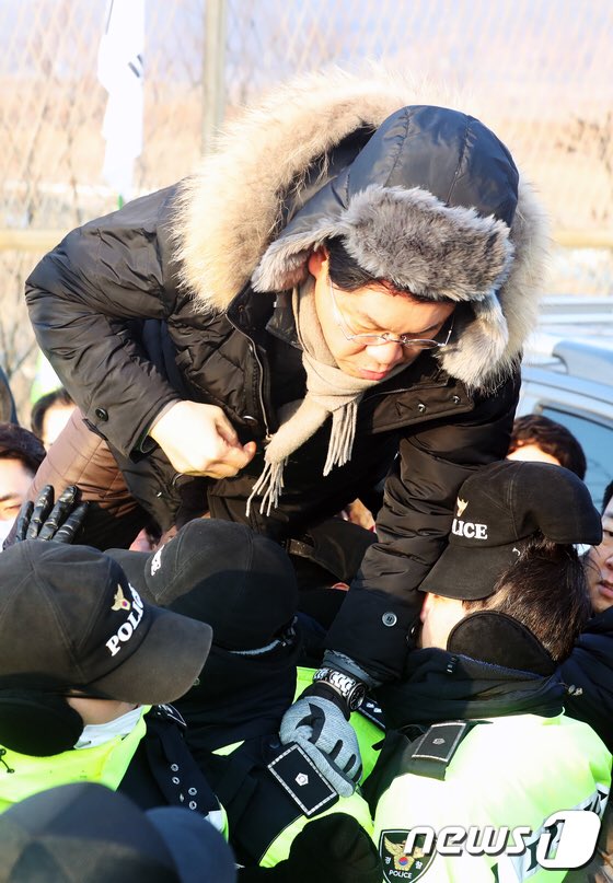 Sys7176's tweet image. 김영철하고 싸운다더니 우리경찰 패는 장제원