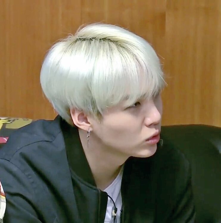 SAI_1126's tweet photo. #SAI_TRANS [ แปลเรื่อยเปื่อย ]

มินใหญ่ : นี่! ฮยองบอกแล้วใช่ไหมว่าไม่ให้กินอันนี้

มินน้อย : ตะ..แต่ พี่กลางบอกให้กินนี่นา ฮึก.. พะ..พี่กลางก็กินด้วย ㅠㅠ

มิน 3 : เห้ย!!! ฉันพูดตอนไหน!!! ฮยอง ผมป่าวนะ!!

มิน 2 : นี่~ ก็นายนั่นแหล่ะ.. ฮึ ไม่ต้องไปโบ้ยน้องเลย

(스토리 - 비월님) https://t.co/5vHHK5HjpX