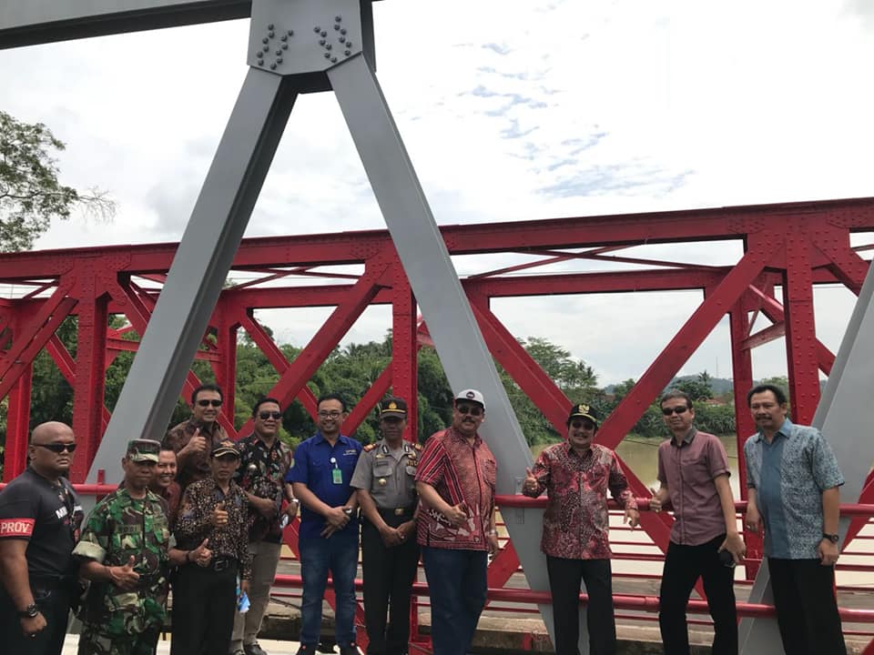 BmsHumas's tweet photo. Jembatan Merah Patikraja Diresmika
Plt Bupati Banyumas dr Budhi Setiawan meresmikan jembatan di atas Sungai Serayu yang berada di Desa Patikraja dan Mandirancan, Banyumas, Sabtu (24/02). #ganjarpranowodihp  #kejari_purwokerto https://t.co/V5kfGW4vC4