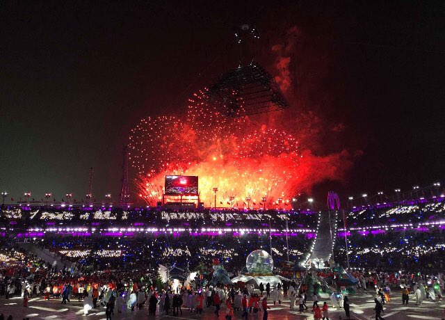 AXIS_KG's tweet photo. Así se vivió la clausura #PyeongChang2018 entregando la antorcha olímpica a #Beijing para el 2022. 🙌🏻 #AxisEsDigital #Games #ClosingCeremony #Trend #Sport https://t.co/bSSfD5ckyw
