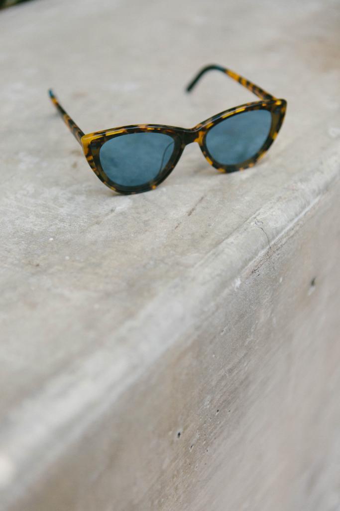 TOMS's tweet photo. Tortoise frames with royal blue lenses. We give you, the Josie Frame. 
https://t.co/XKcnN9MuvO https://t.co/jCUSsAx3TH