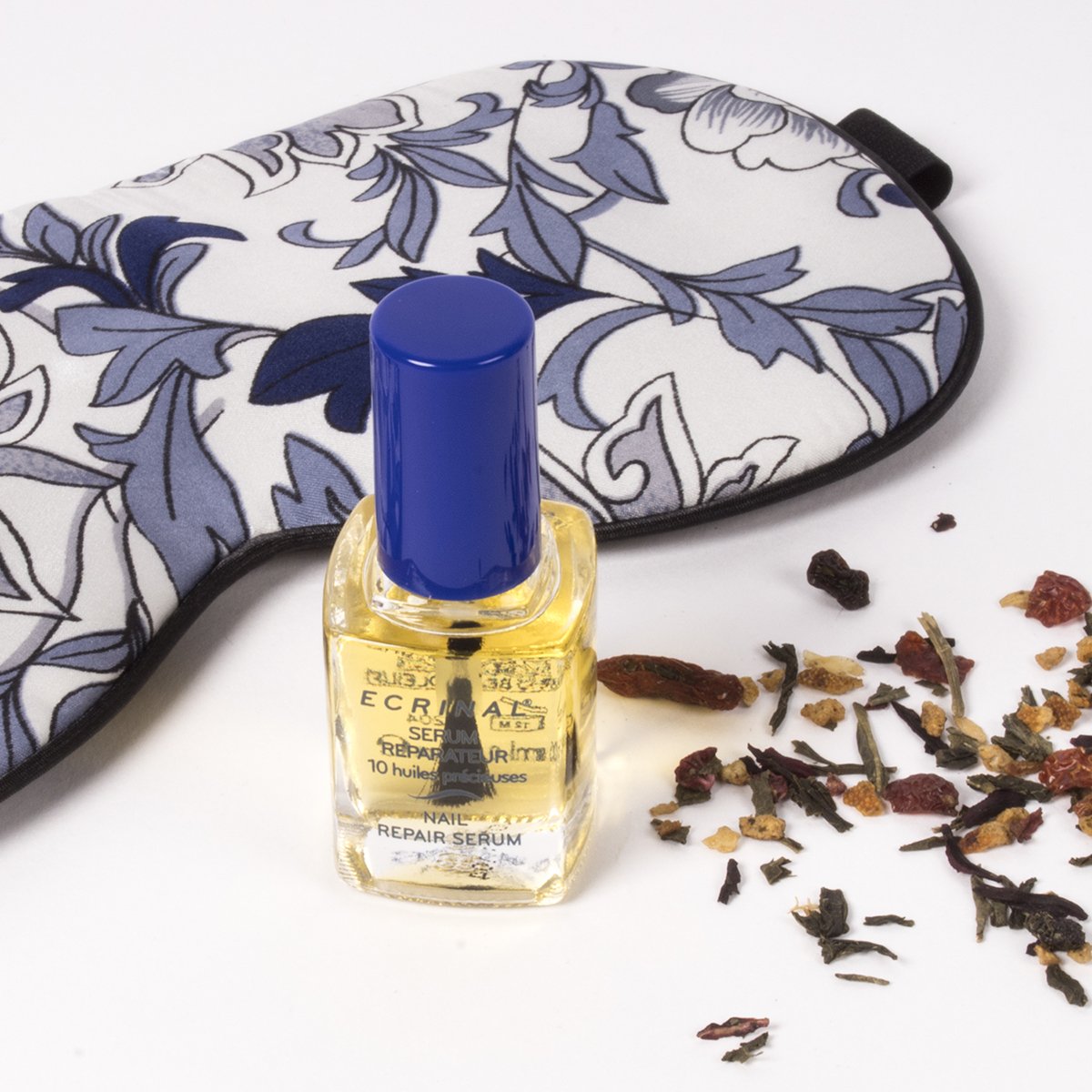 Pour donner une apparence saine à l'ongle et à son pourtour, appliquez le Sérum Réparateur aux 10 Huiles Précieuses avant d'aller au lit! Résultats visibles dès le lendemain matin. ✨ #LaboratoireLarima #Ecrinal