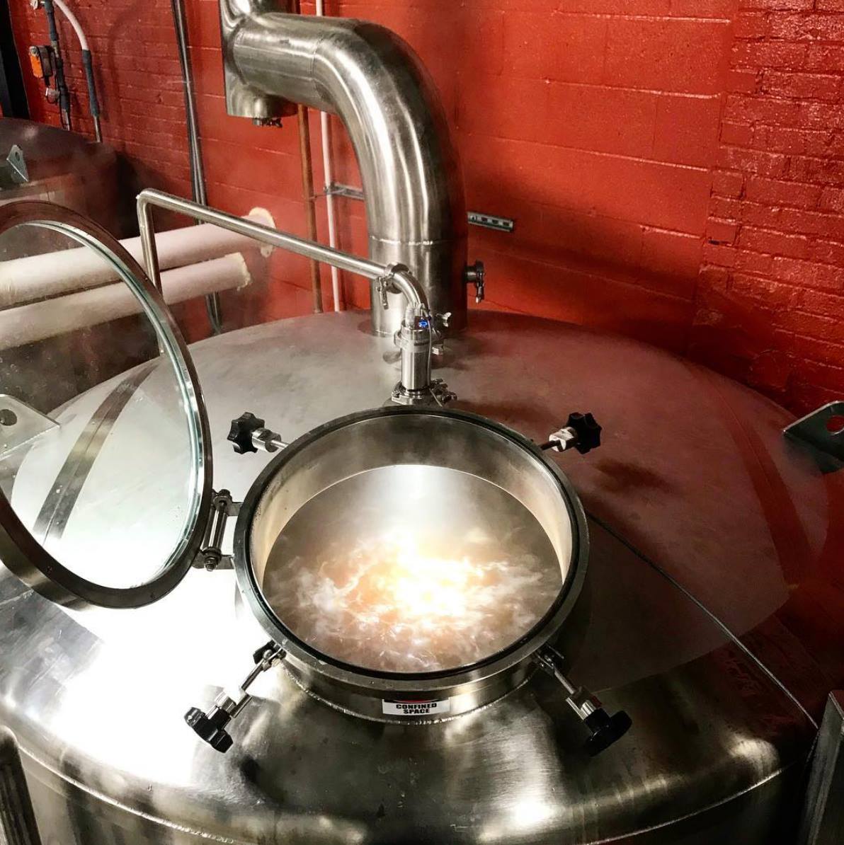 NewTrailBrewing's tweet photo. At New Trail we buy from farmers we know, and we use clean, fresh water from partners we trust. We use brewing systems and equipment made in the USA, and our #beer is handcrafted by seasoned, legendary #brewmasters who live in our region.  https://t.co/jUgpquOAPL #NewTrailBrewing https://t.co/Y77DBi8fy4
