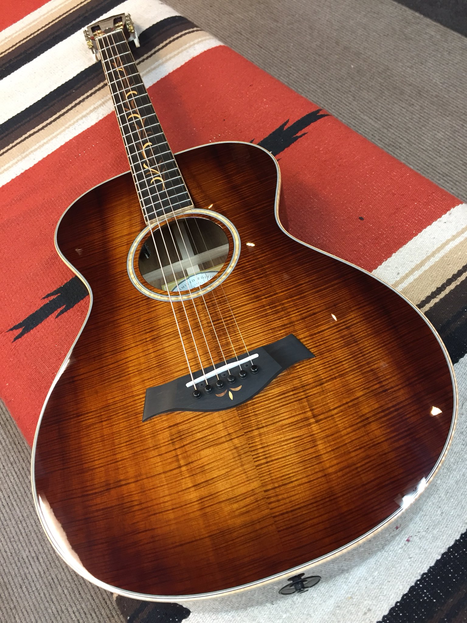 クロサワ楽器 G Club Shibuya Ar Twitter 5階acoustic Floor おはようございます このかっこいい杢目 美しい杢目 このギターを始め 今月末まで最高にかっこいいアコギを超大特価でだしちゃいます 今日一日当店の新着商品から目が離せない こちら
