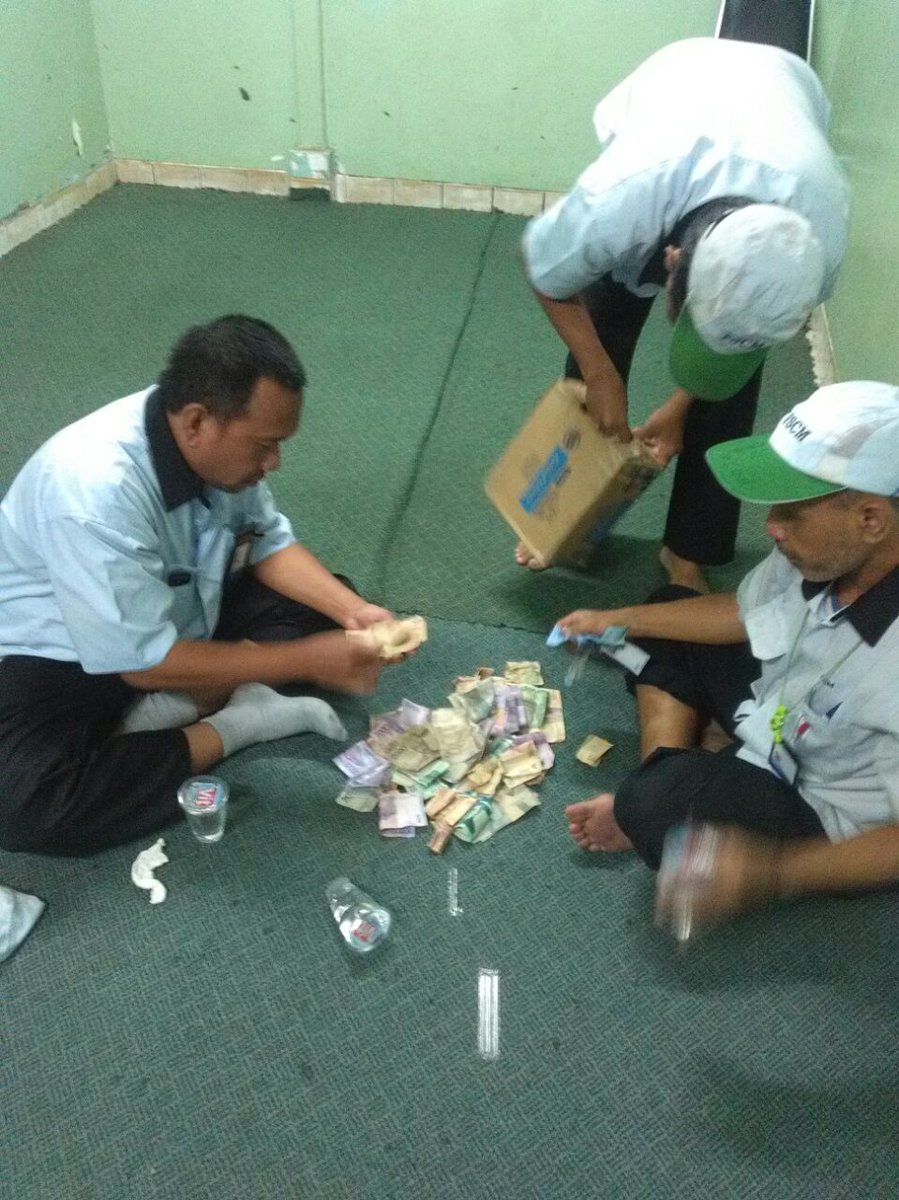 puk_fscm's tweet photo. GM dan pleno galang dana karyawan PT.FSCM utk korban banjir longsor Brebes, Jateng. Barokallah @FSPMI_KSPI @Red__Jacket @gardametal https://t.co/wg2qfIrqDK