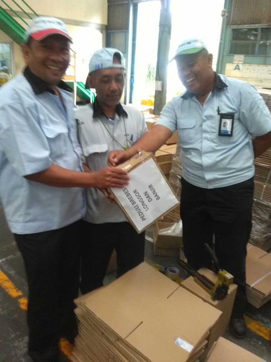 puk_fscm's tweet photo. GM dan pleno galang dana karyawan PT.FSCM utk korban banjir longsor Brebes, Jateng. Barokallah @FSPMI_KSPI @Red__Jacket @gardametal https://t.co/wg2qfIrqDK