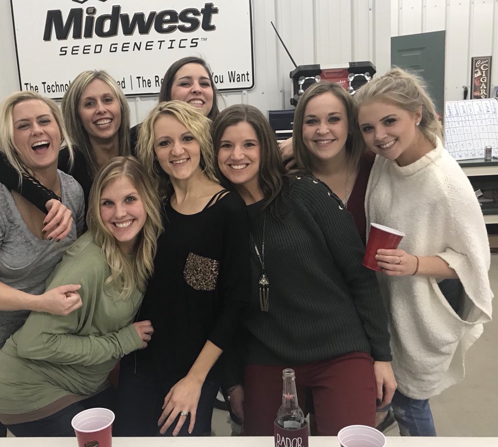 Qconnealy19's tweet image. #smartfarmingis having time for game night with our peeps &amp;amp; FarmHers  @farmers_edge @sf28430  🤘🏻