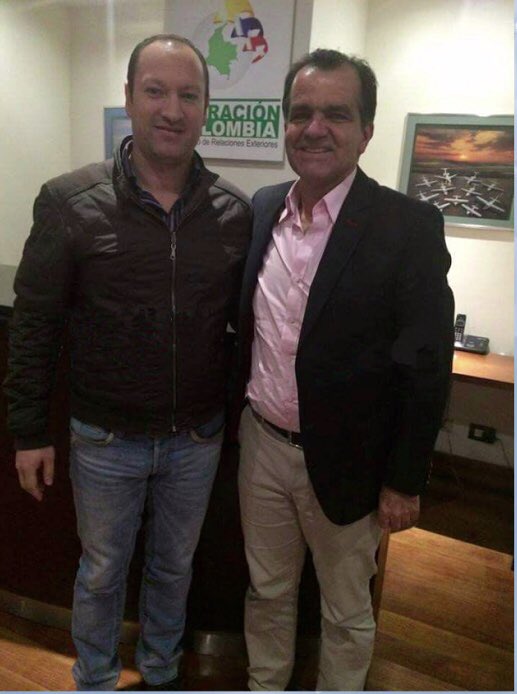 chucurena's tweet photo. Óscar Iván Zuluaga y el capo prófugo del narcojet.. https://t.co/FPzwML5hJV